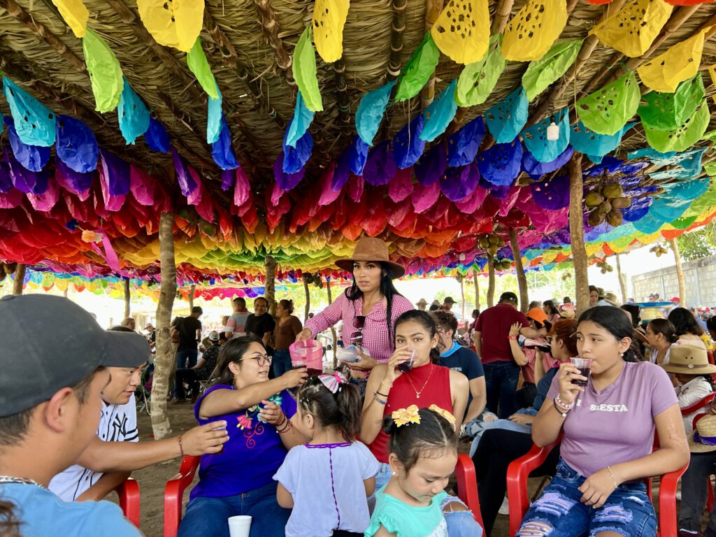 Mexiko 2023 Oster-Roadtrip nach Chivela via Puebla Arbol de Tule Mitla Hierve el Agua Mexcal-Ruta 190 Matias "Michelle" Romero Toros in Chivela Bahia de la Luna Oaxaca Mittwochs-Markt in Etla