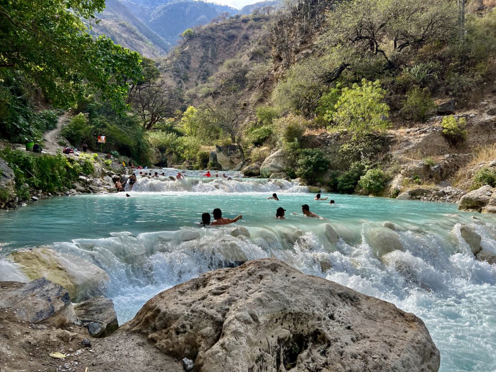 Mexiko 2023 mit Mama Teil 1 CDMX Tolantongo Simalpan Las Pozas Garten Huasteca Potosina Tamul Wasserfall El Meco Wasserfall San Luis Potosi San Miguel de Allende Queretaro